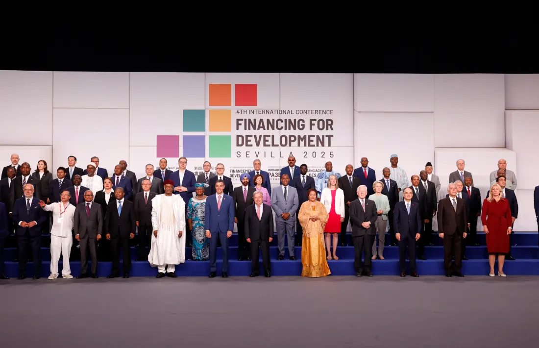 Fotografia de família amb els líders participants a la conferència.