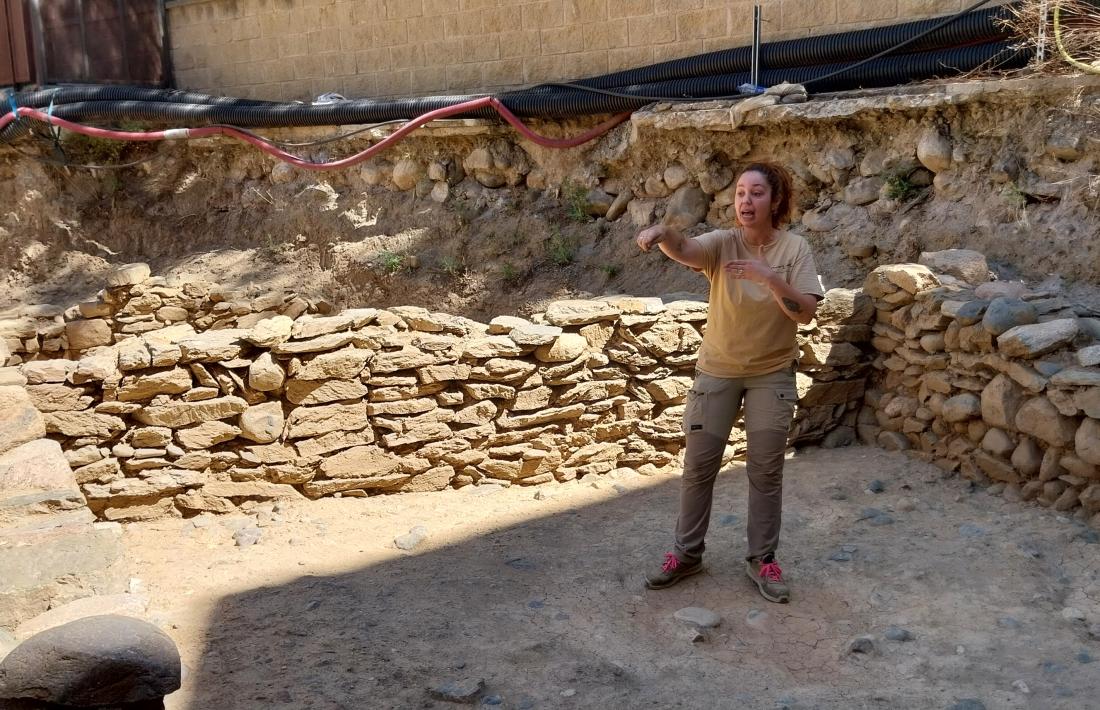 La directora de l’excavació, Carla Garrido, en un dels espais excavats. 