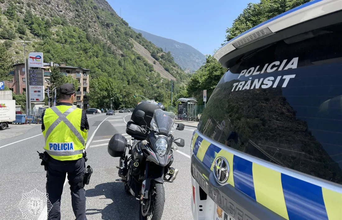 Un agent de la policia durant un control de trànsit.