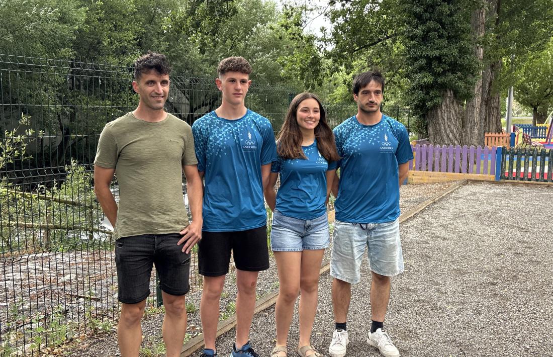 Els palistes Nil Checa i Ona Perelegre amb l'entrenador Adrià MArtín i el director tècnic de l FACC, Toni Cadena.