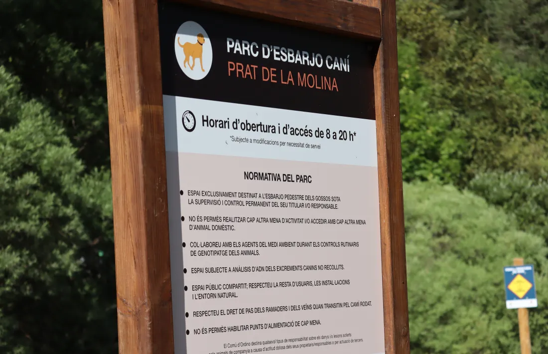 El cartell informant de les normes d'ús del parc caní.