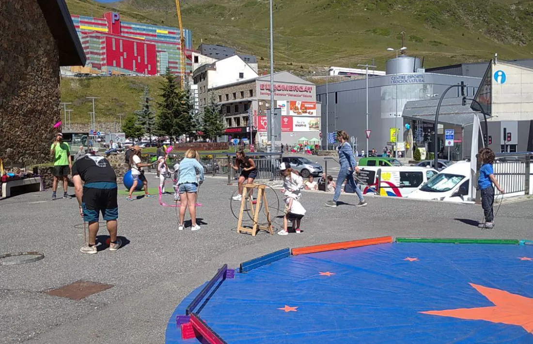 Infants gaudint d'una activitat dels 'Dilluns de gresca'.