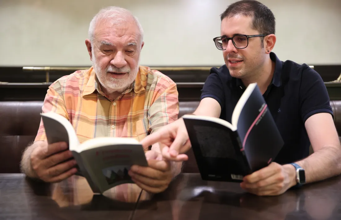  Josep Dallerès i Oliver Vergés, amb el primer (‘Frontera endins’, 2007) i l’últim llibre (‘Yuriko’, 2025) publicat per Anem.