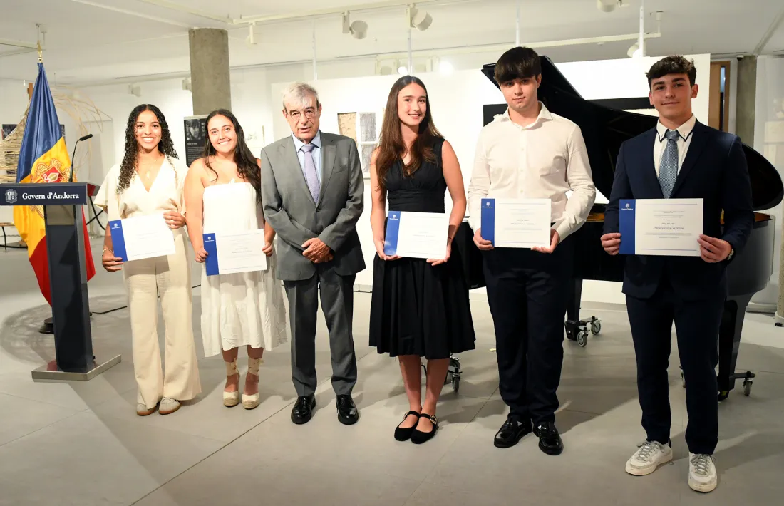 Foto de família dels nous Premis Nacionals a l’Estudi.