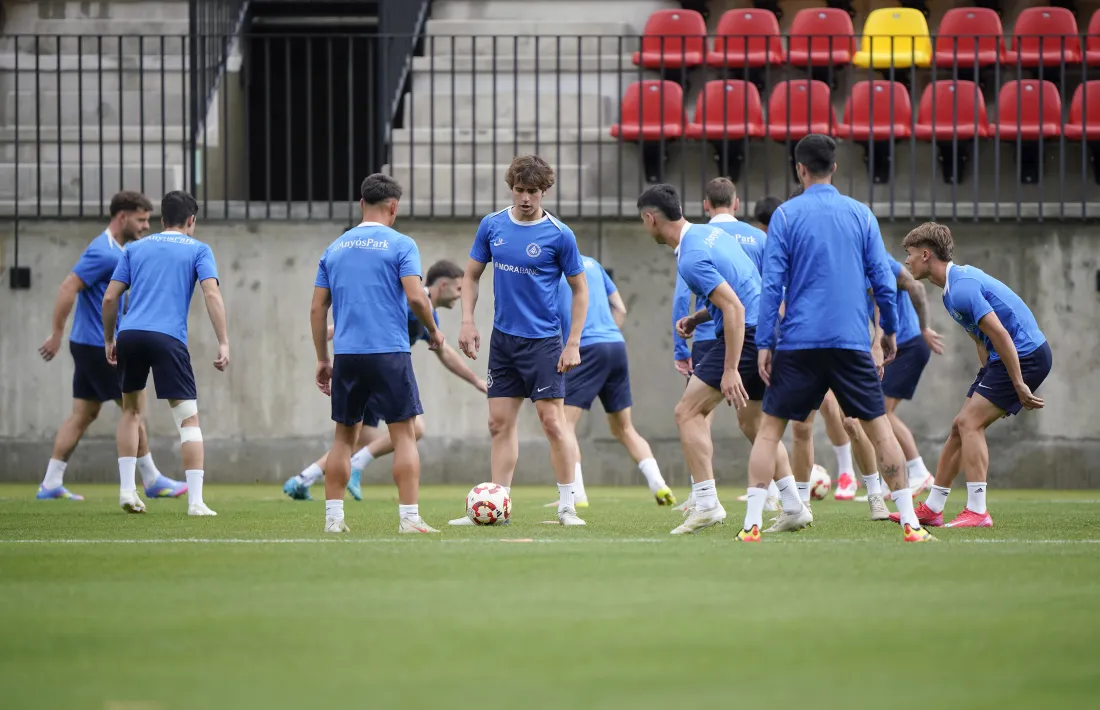 Els jugadors tricolors exercitant-se al nou estadi de la FAF a Encamp.