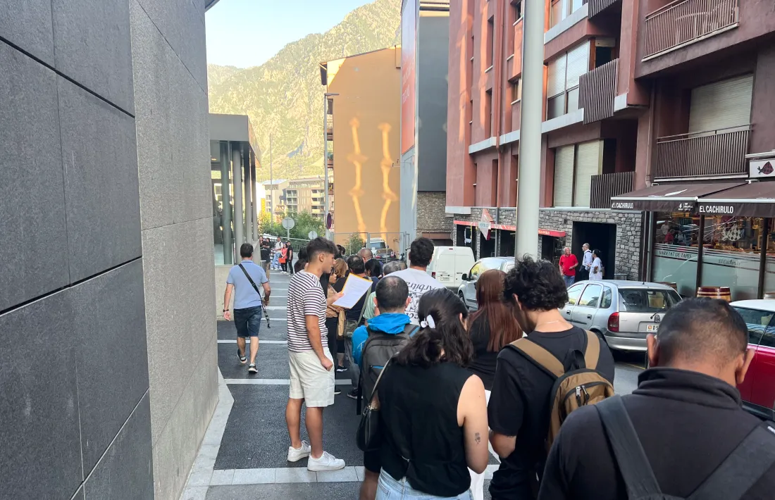 Cues per accedir al Servei d’Immigració.