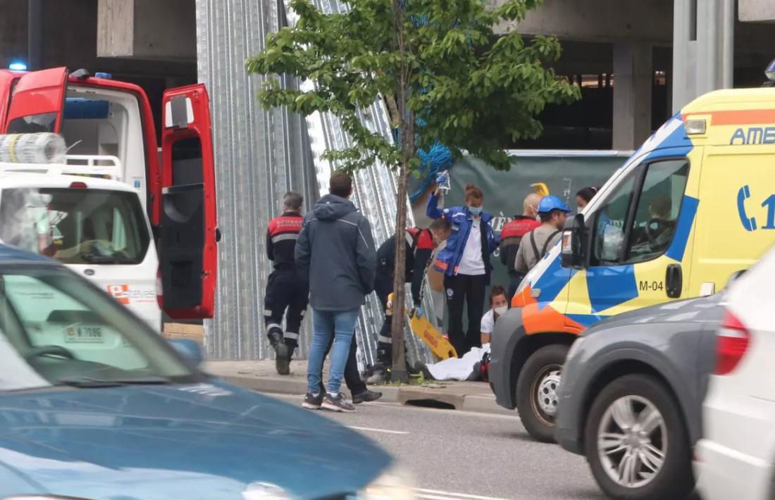 Personal d'emergències atenent un ferit en un accident laboral.