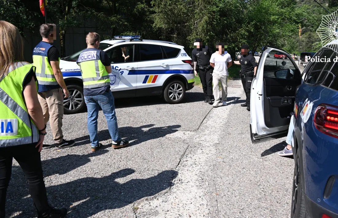 Moment en què la Policia entrega a les autoritats espanyoles el youtuber detingut com a presumpte ciberdelinqüent.
