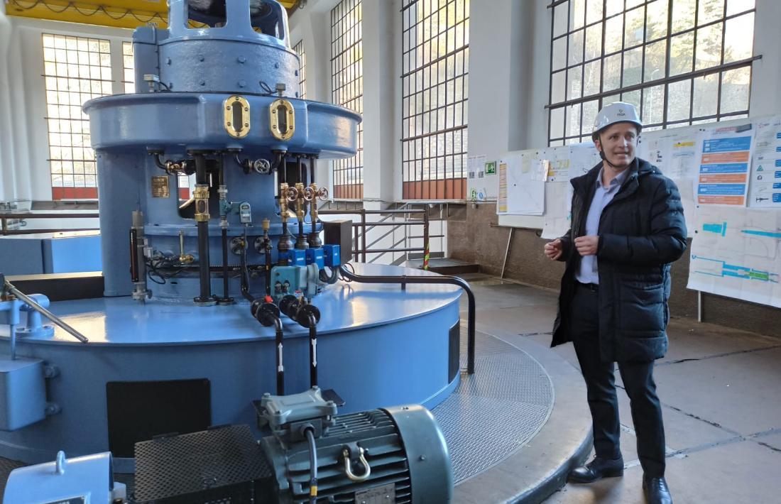 El director d’Operacions i Noves Infraestructures de Feda, Jordi Travé, exposa un equip hidroelèctric renovat 