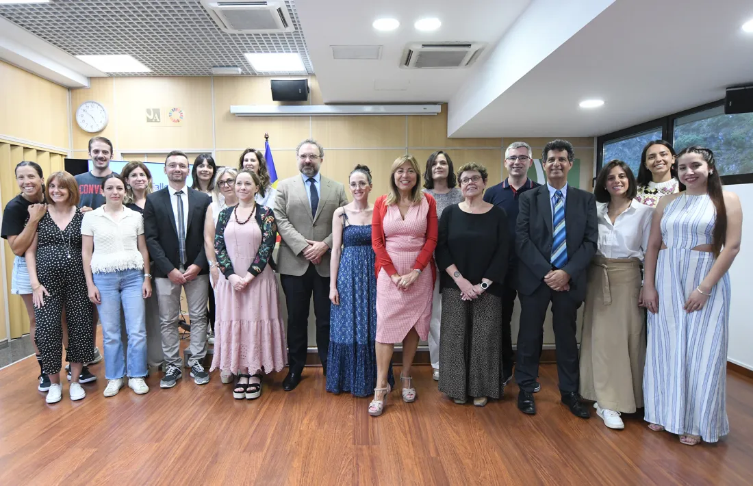 Marsol i el rector de l'UdA amb els responsables i els alumnes del Taller d'Emprenedors 2025.