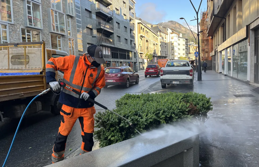 Un operari de neteja del Comú de la Massana.
