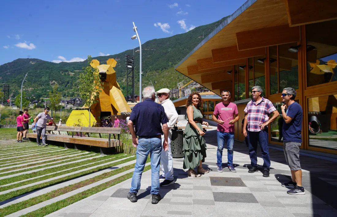 La delegació de Viles Florides visita el Parc de l'Ossa encampadà.