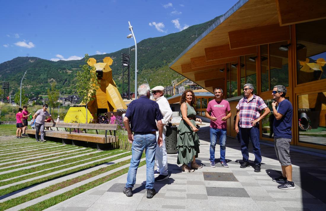 La delegació de Viles Florides visita el Parc de l'Ossa encampadà.