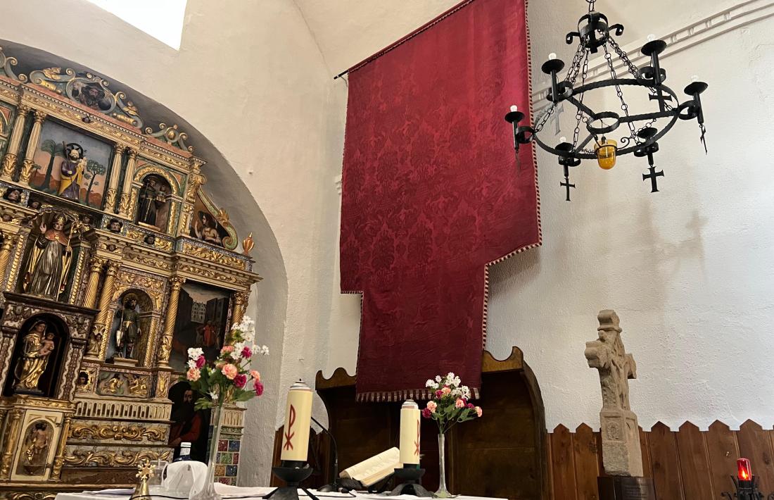  l’estendard restaurat el 2011, penjat a la dreta de l’altar de Sant Serni