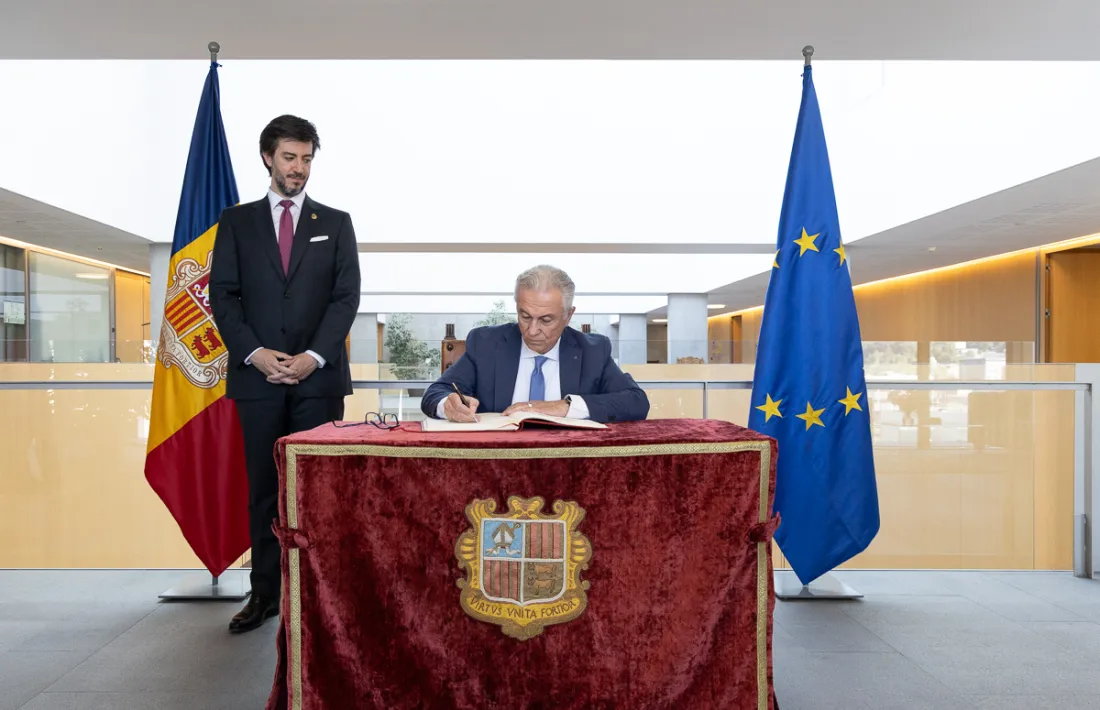 El president de l’Assemblea Parlamentària del Consell d’Europa, Theodoros Rousopoulos, signant el llibre d'or.