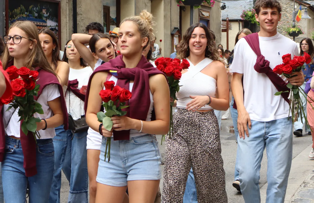 Els joves de la comissió de festes d'Ordino han estat els encarregats de repartir les roses.