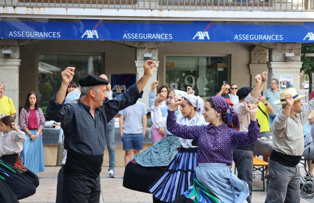 Demostració de danses en el marc d''O Feirão'.