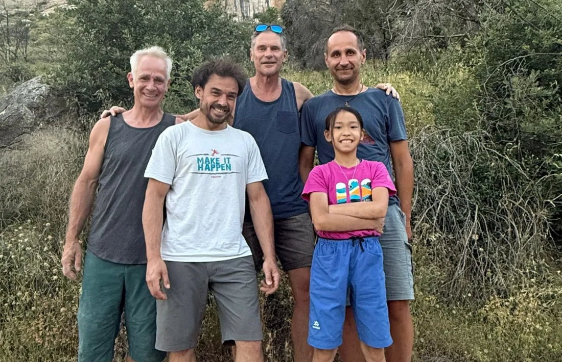   Arbonés i Gambús, a l’esquerra, acompanyant la jove, amb uns aficionats. 