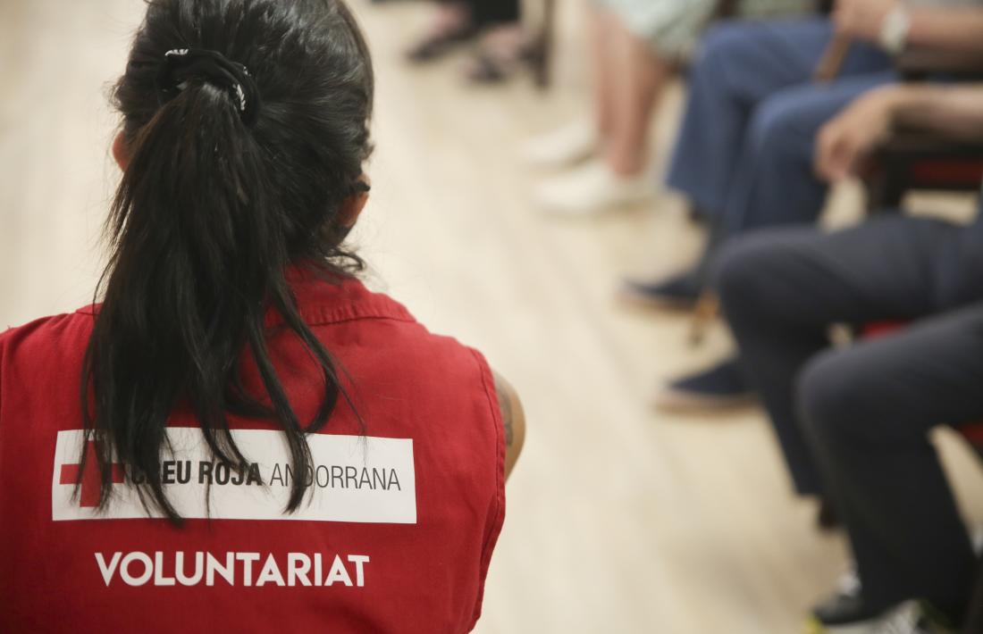 Una voluntària participa en un esdeveniment.