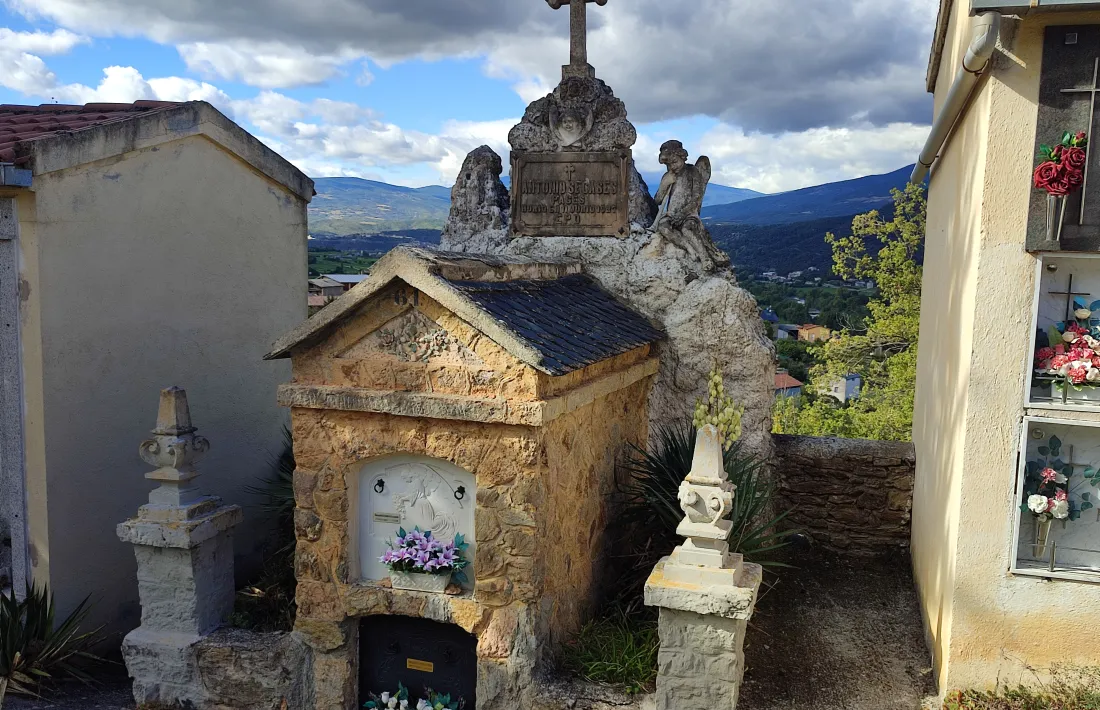 Mausoleu d’Antoni Secases, al cementiri d’Alàs.