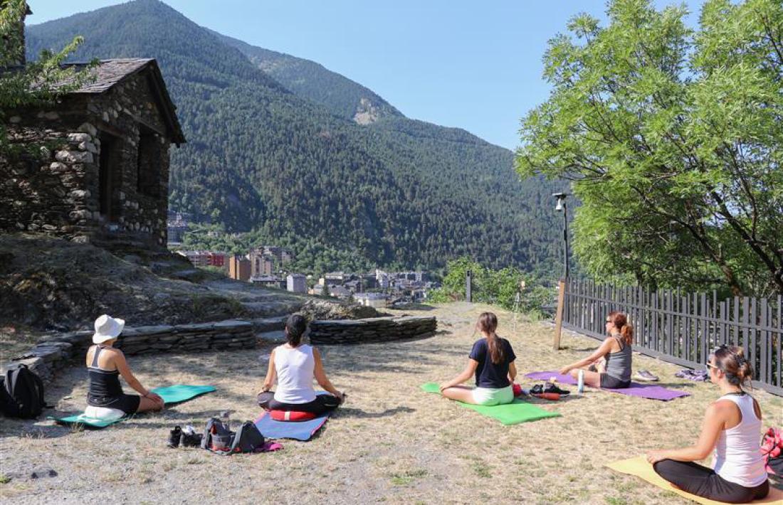 Un grup de persones fent ioga a Sant Romà de les Bons.