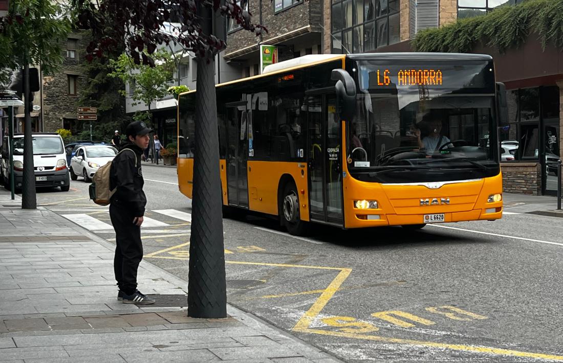 Un bus de la línia L6 al seu pas per la Massana.