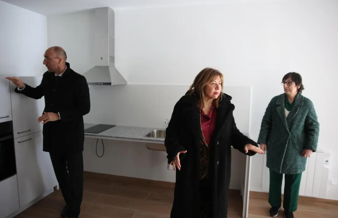 Marsol durant la visita als pisos de Canillo.