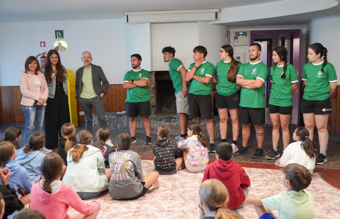 Els consellers encampadans amb els infants de les colònies dels Cortals.