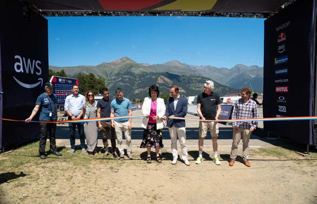 Eva Sansa i Jordi Torres tallen la cinta que inaugura oficialment la desena Copa del Món de BTT.