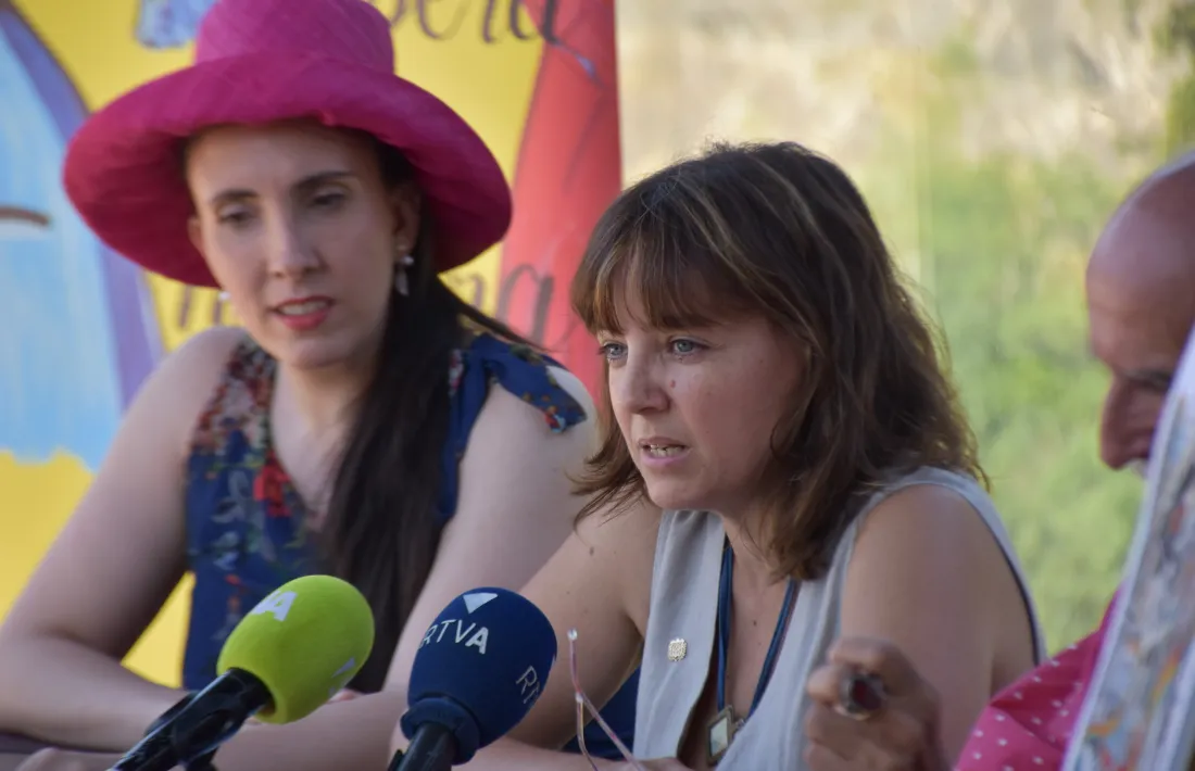 La consellera d'Educació, Cultura, Joventut i Benestar Social, Mònica Armengol, la presidenta d'Andorra Lírica, Jonaina Salvador, durant la presentació de les Nits Obertes.