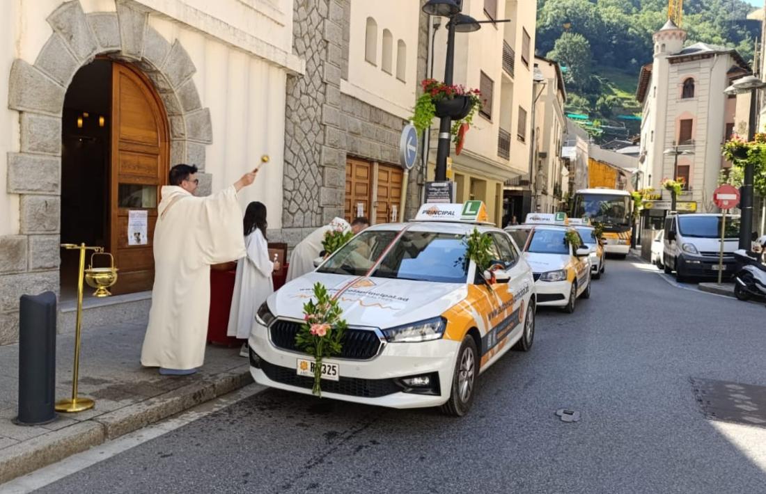 Mossèn Pepe beneeix un cotxe d’autoescola ahir a Sant Julià de Lòria.