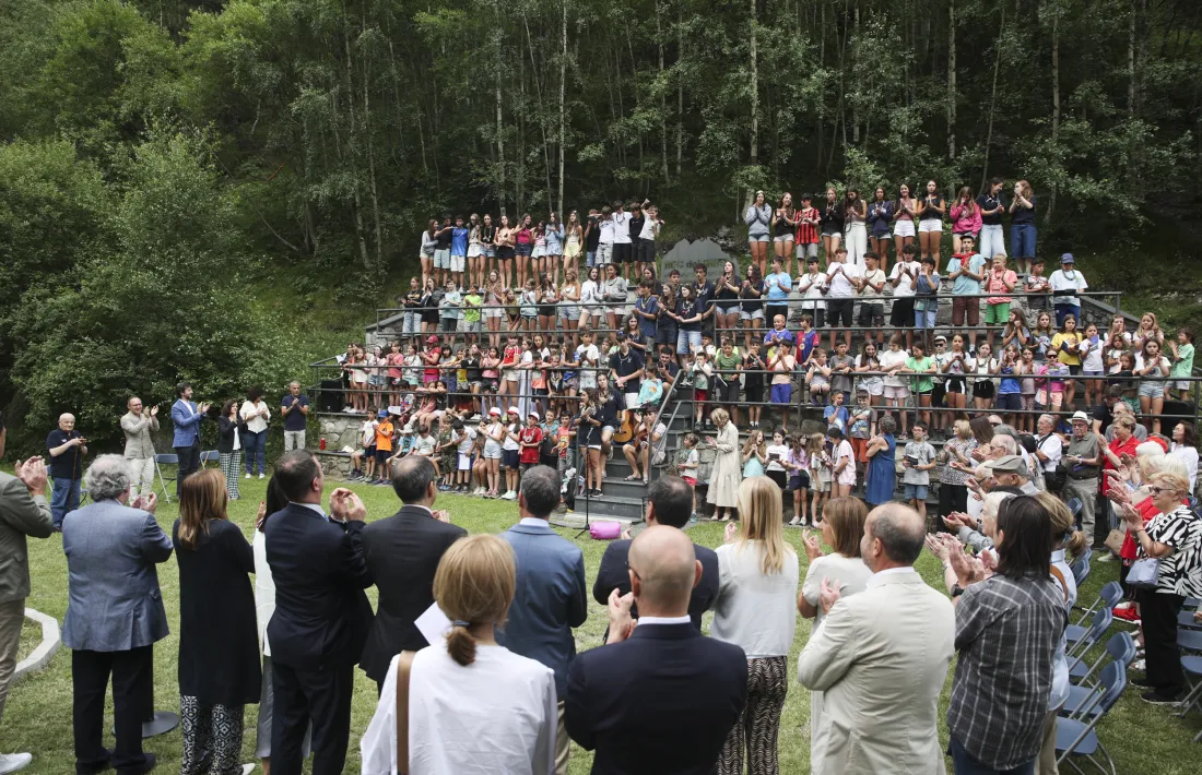 Molta gent ha volgut participar de l’homenatge a mossèn Ramon i a AINA.