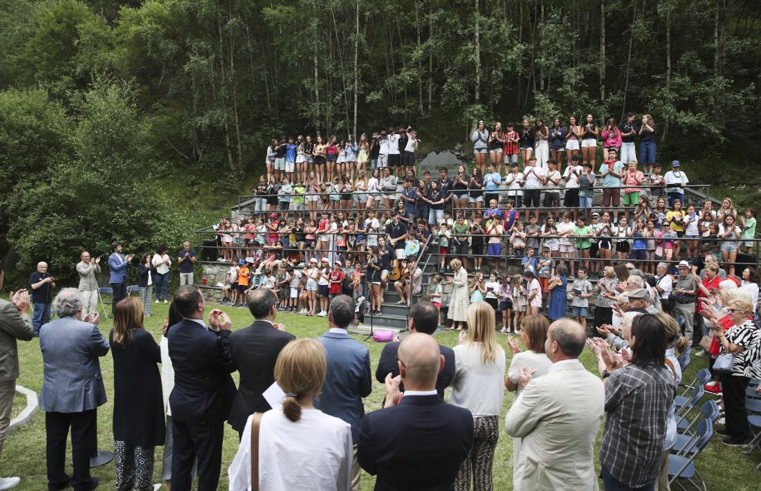 Molta gent ha volgut participar de l’homenatge a mossèn Ramon i a AINA.
