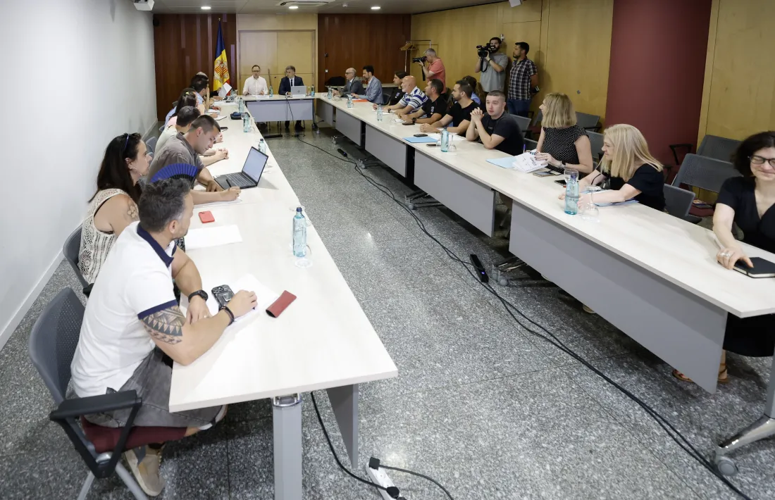 Un moment de la reunió entre sindicats i el Govern, aquest divendres.
