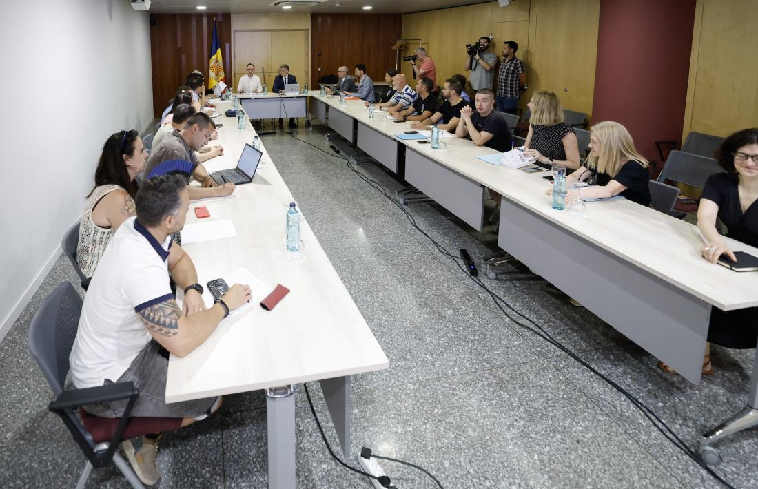 Un moment de la reunió entre sindicats i el Govern, aquest divendres.