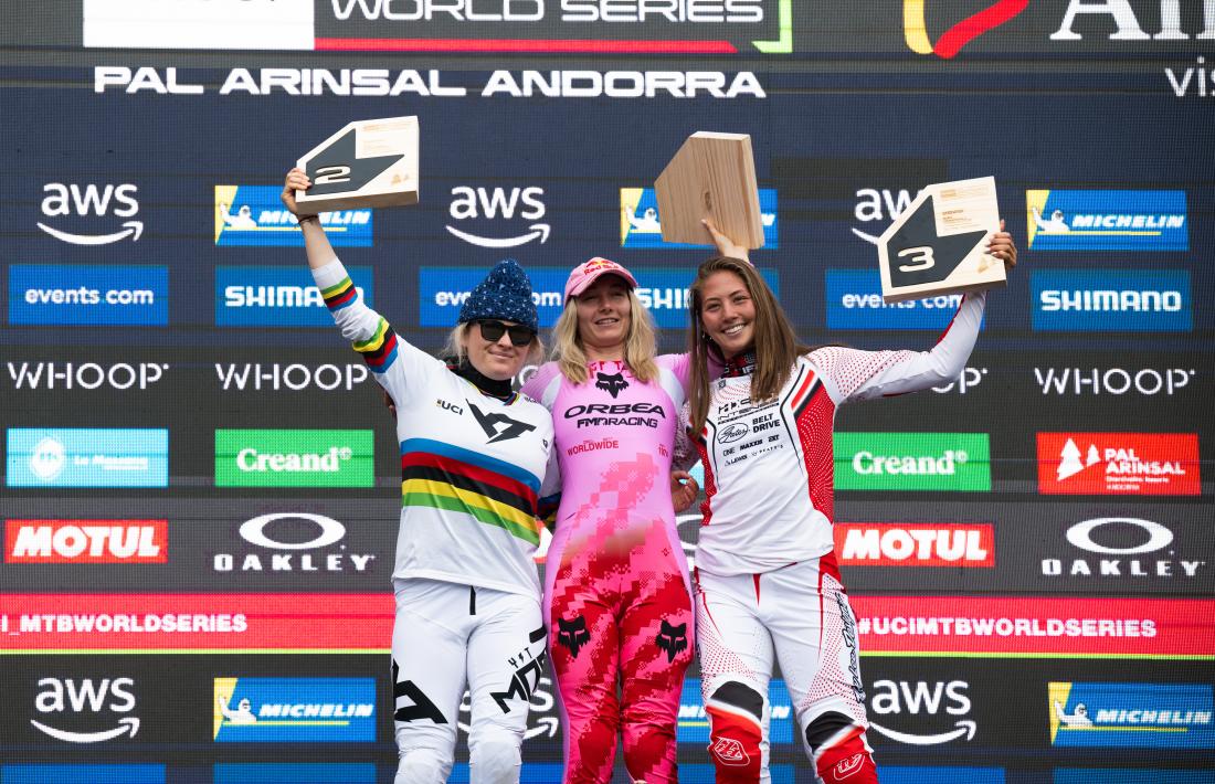 La vencedora Tahnee Seagrave amb la segona i la tercera classificada, Valentina Höll i Mille Johnset, al podi.