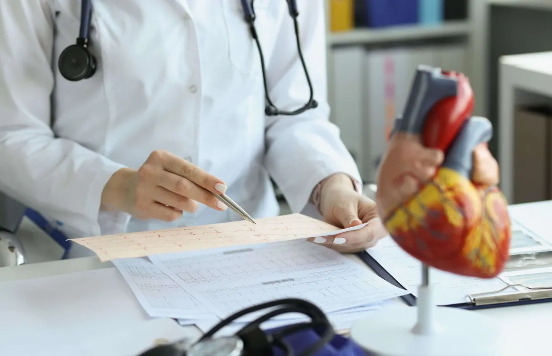 Un cardiòleg a la seva consulta.