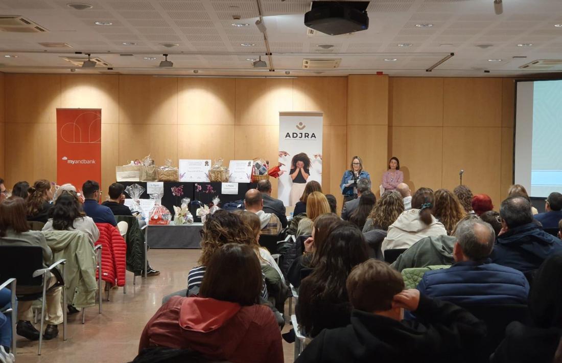Un moment de l’entrega de premis del concurs d’eslògans contra l’assetjament organitzat per l’Adjra.