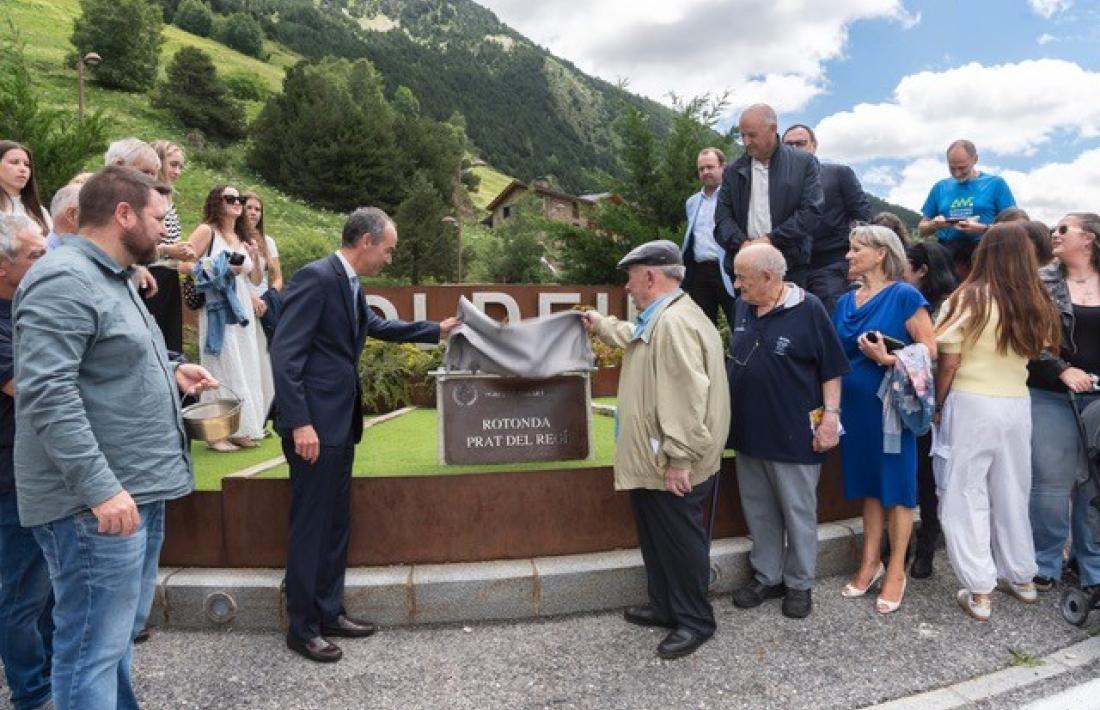 Descoberta de la placa que bateja la rotonda Prat del Regí.