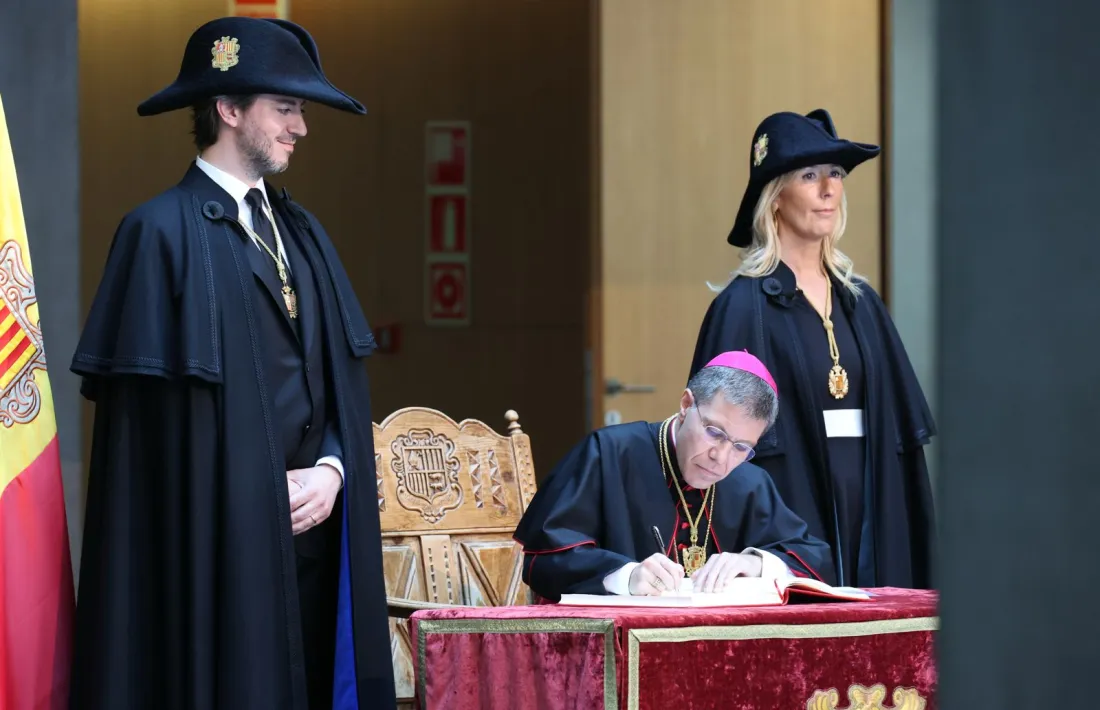 Serrano signant el Llibre d'or del Consell General el dia del jurament.