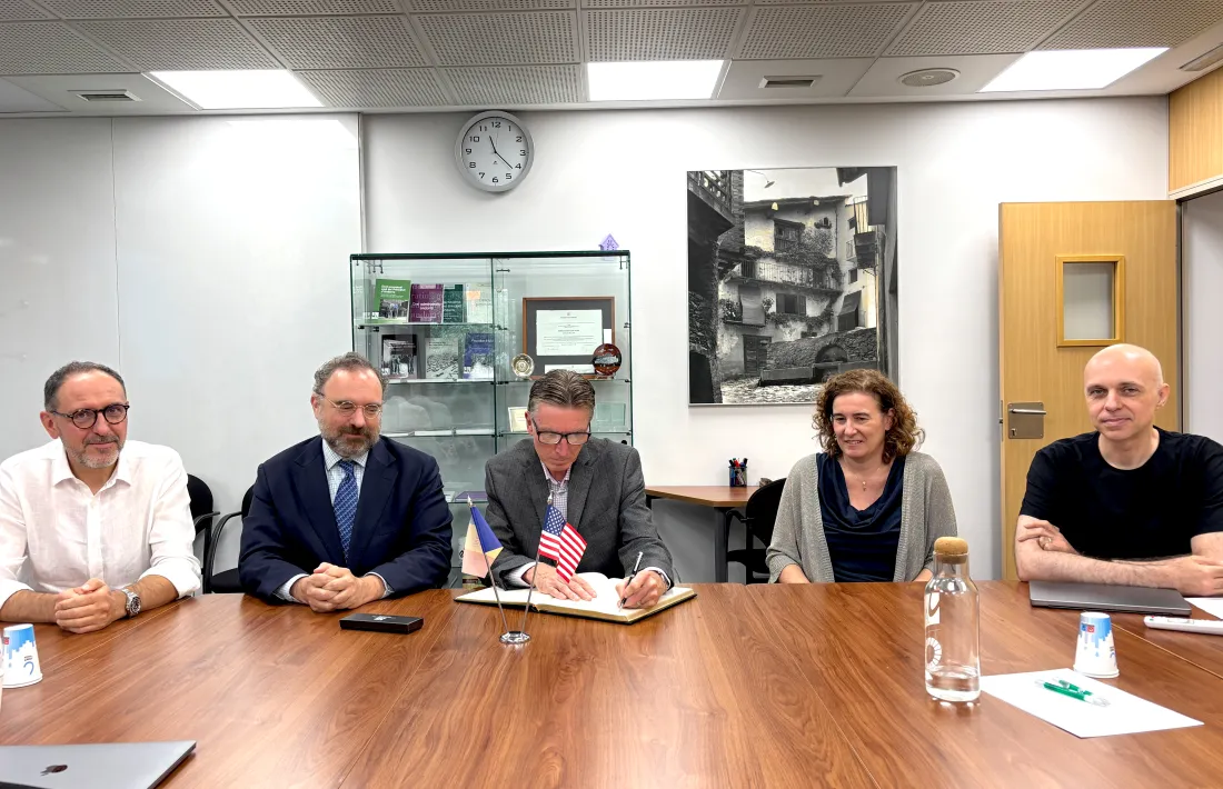 El rector de l'UdA, Juli Minoves, amb el vicecanceller associat d’Innovació i Comercialització Tecnològica de la Universitat de Califòrnia San Diego (UCSD), Paul Roben.