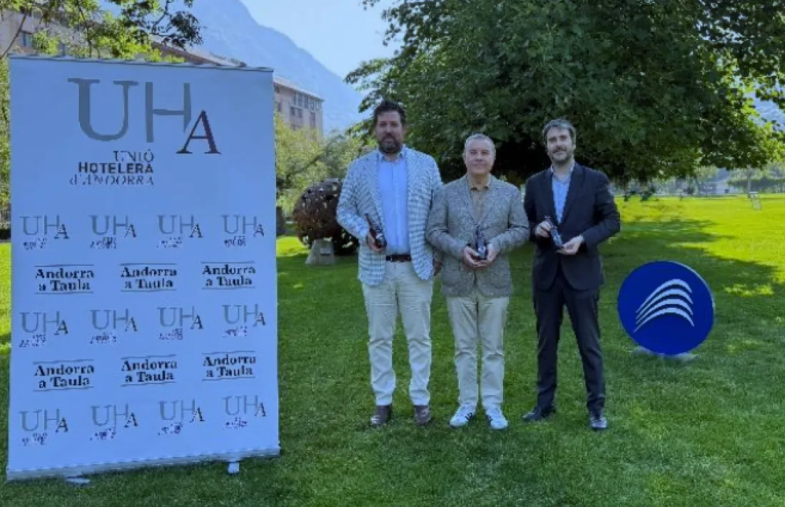 El director General d’IDPA, Arnaud Olive, el president de la Unió Hotelera d’Andorra, Jordi París, i el director de Comunicació de MoraBanc, Josep Lluís Trabal.