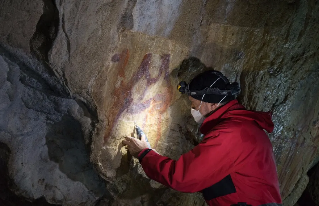 Guillamet, el novembre del 2017, amb el camell de la cova de Shulgan Tash acabat de descobrir.