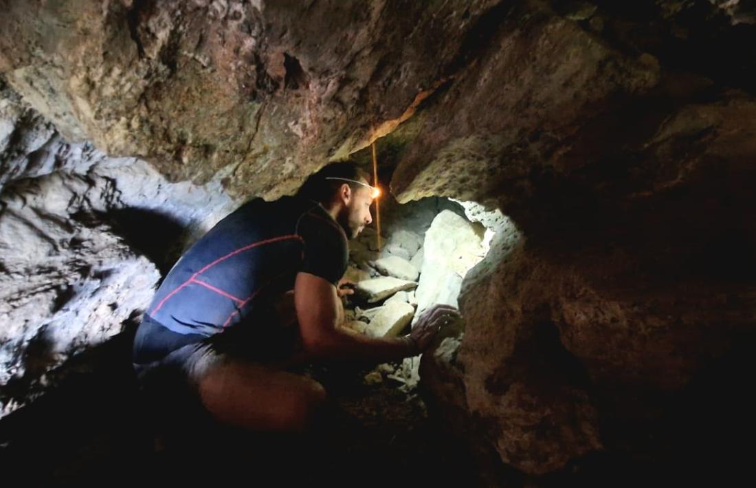 Remolins, a l’interior de l’esquerda, que fa uns cinc metres de profunditat i no arriba al metre d’alçada, i on s’ha d’entrar reptant.