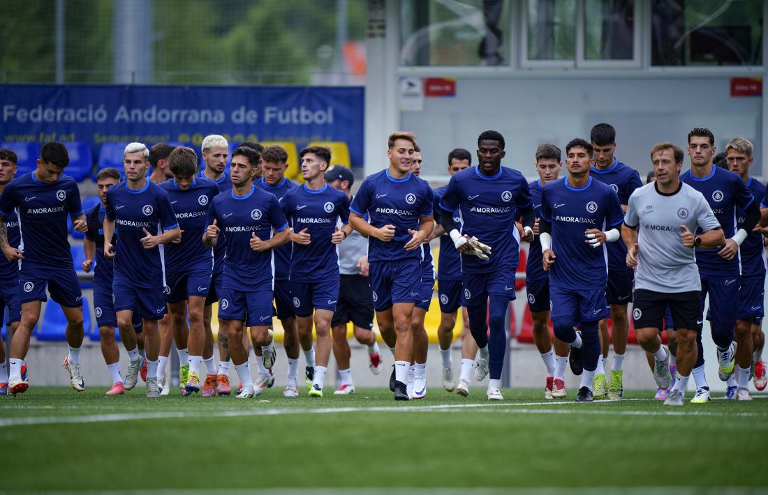 Els jugadors d’Ibai Gómez en el primer entrenament a la Borda Mateu.