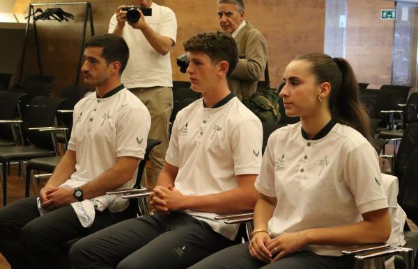 p. 30 2 representants a fetival olimpic joventut agencies
