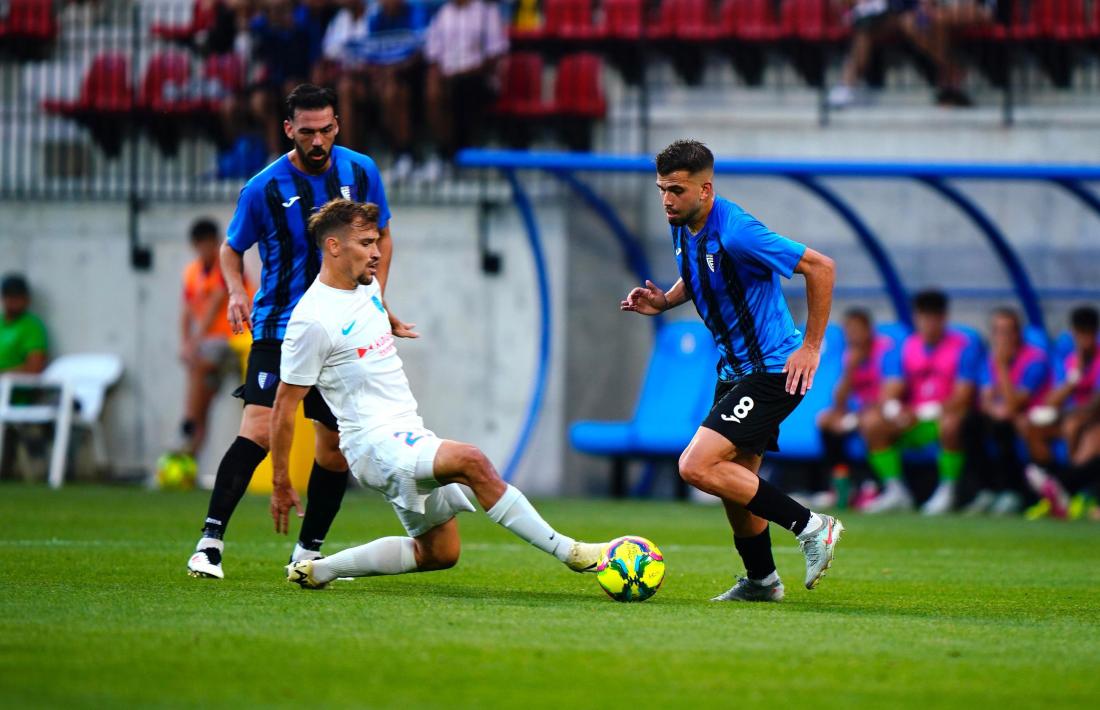 El romanès Cretu disputa una pilota a Mohedano en el partit d’ahir a l’estadi de la FAF d’Encamp.