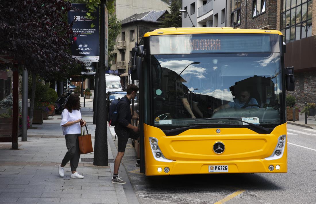 Usuaris agafant el transport públic.