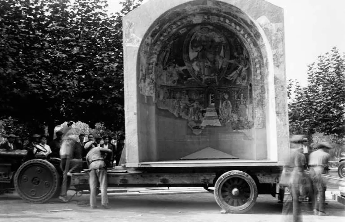 Trasllat del conjunt romànic des del Parc de la Ciutadella al Palau Nacional de Montjuic (1934).
