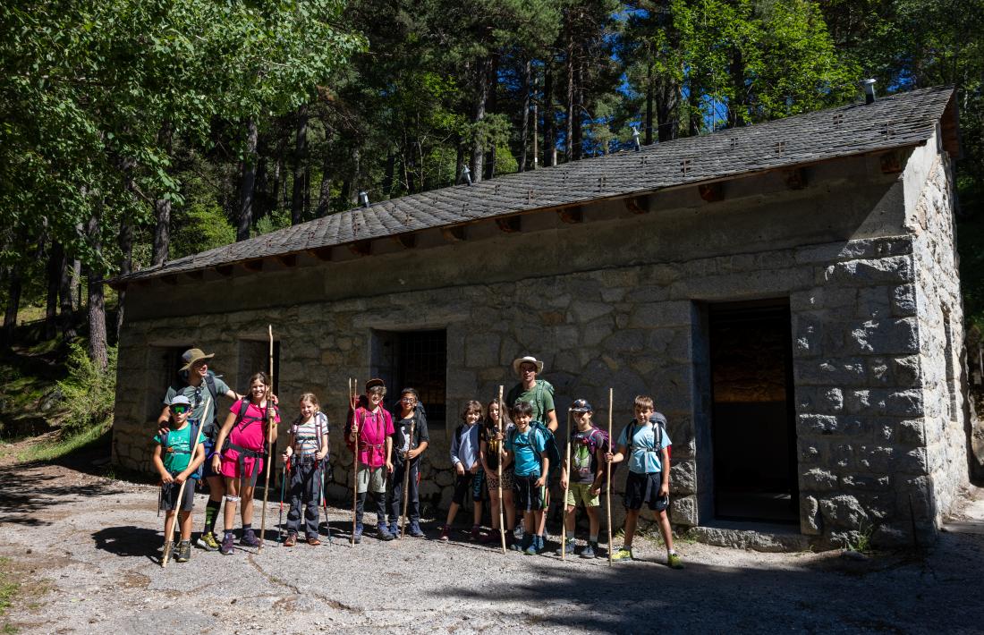 Els infants abans d'entrar a la casa de colònies d'Engolasters.